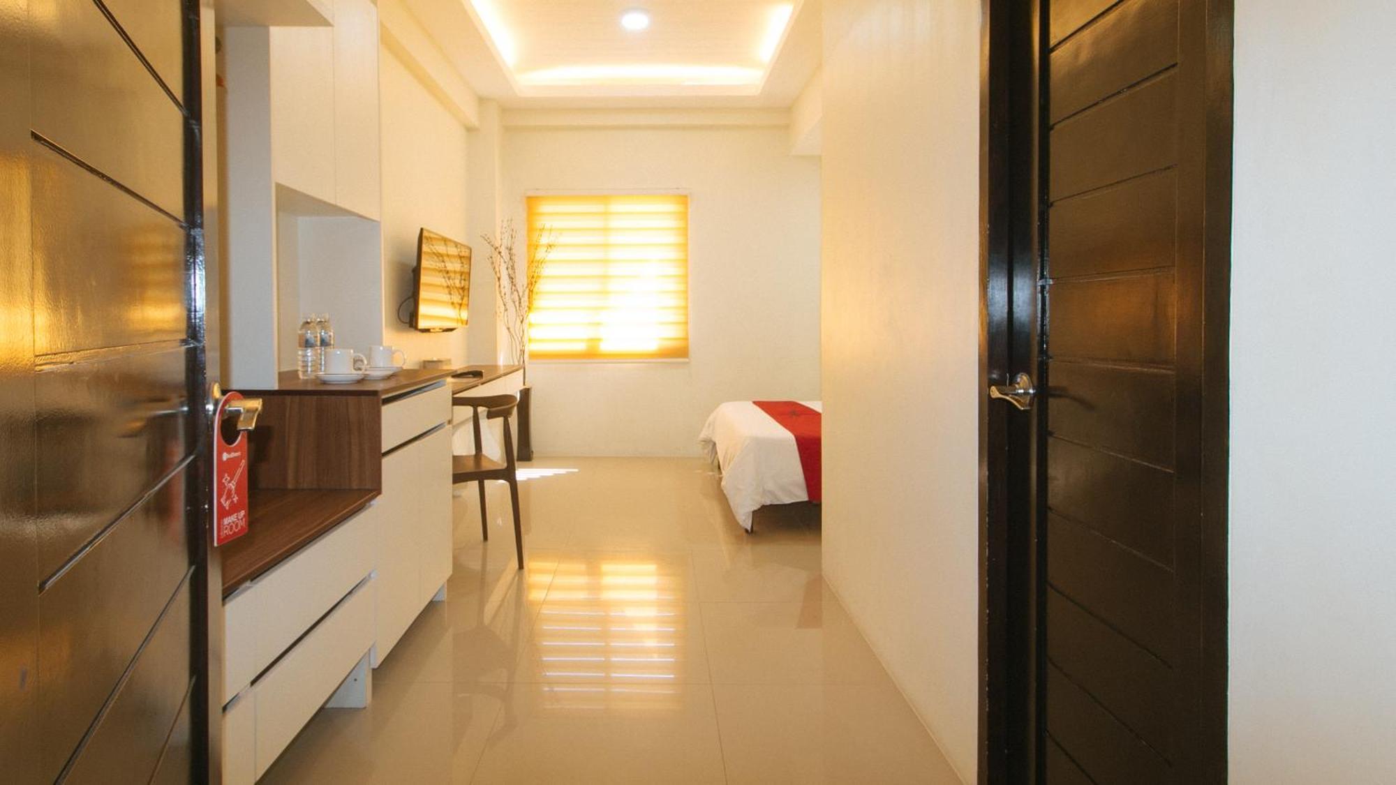 Reddoorz @ Leoncia Apartelle Mandaue City Exterior photo